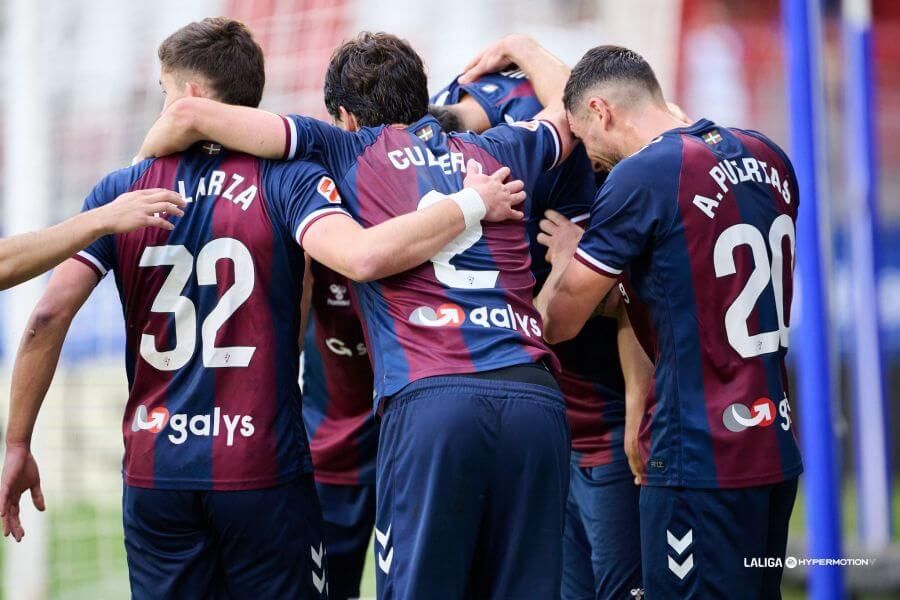 Los jugadores del Eibar celebran uno de los goles ante el Córdoba.