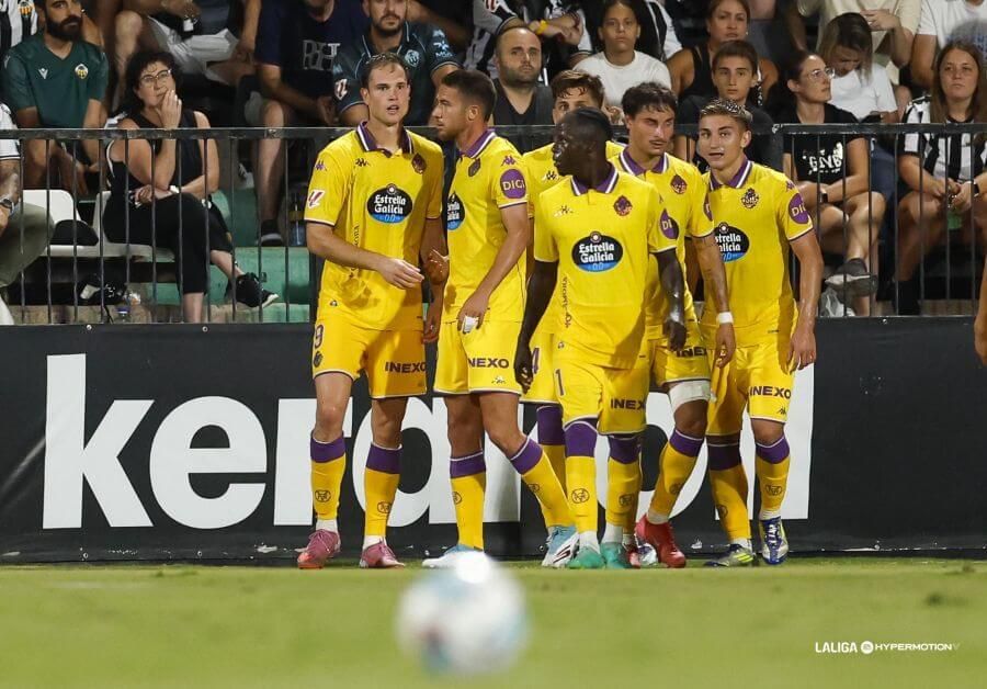  Los jugadores del Pucela celebran el gol de Latasa en Castellón.
