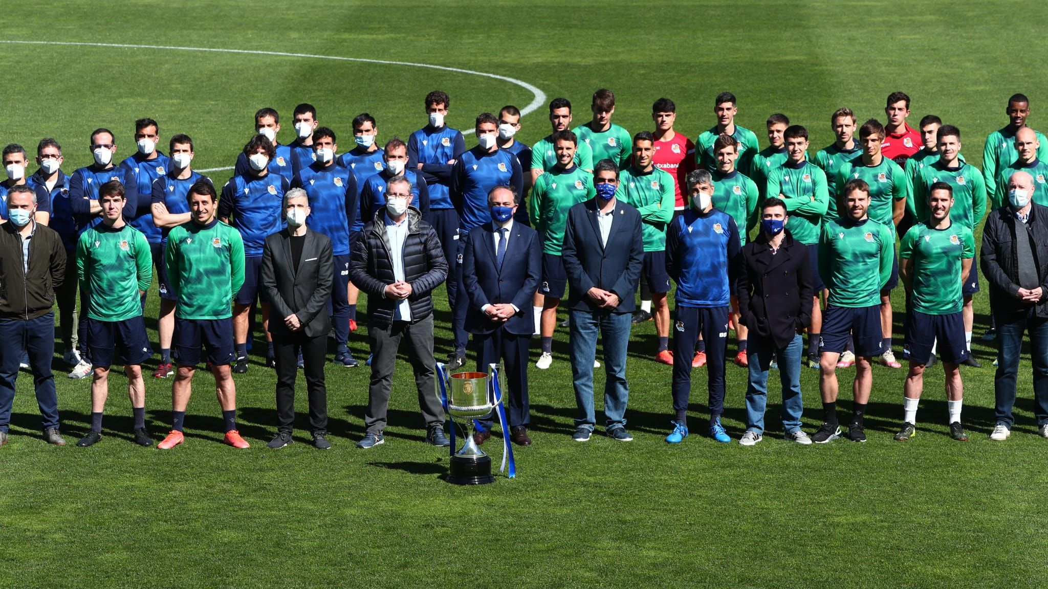  Los representantes de las instituciones guipuzcoanas en Zubieta, con la plantilla de la Real y el p