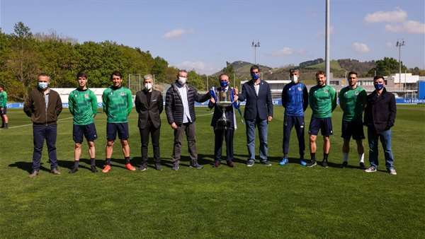  Los responsables de las instituciones guipuzcoanas felicitan a los jugadores de la Real en Zubieta