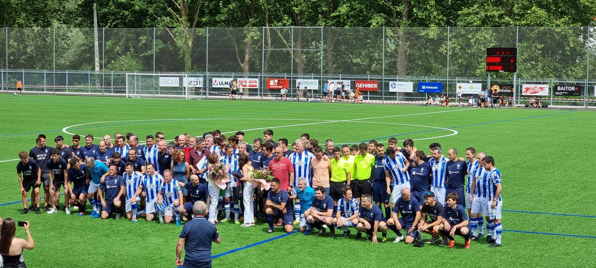  Los veteranos de la Real Sociedad y del Bergara KE en el homenaje a Gaztelu.