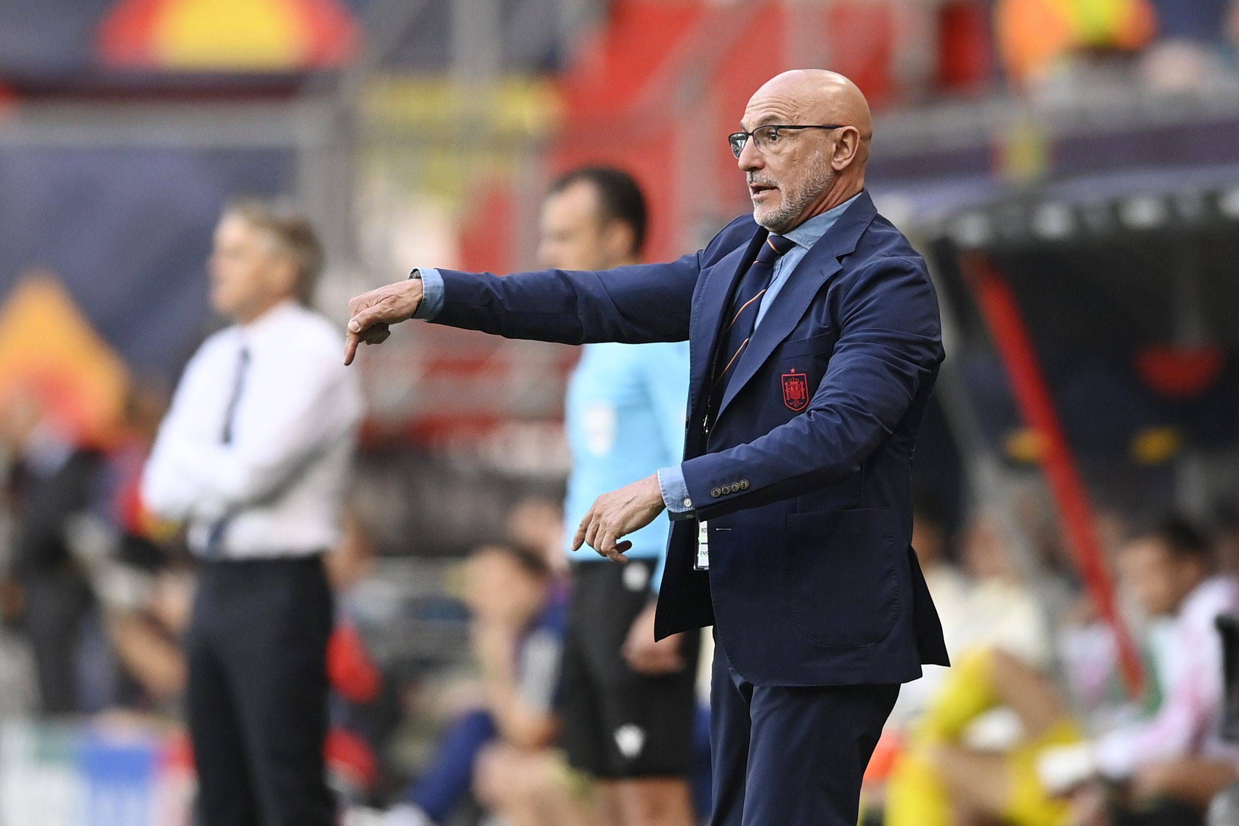  Luis de la Fuente da indicaciones en el partido España-Italia