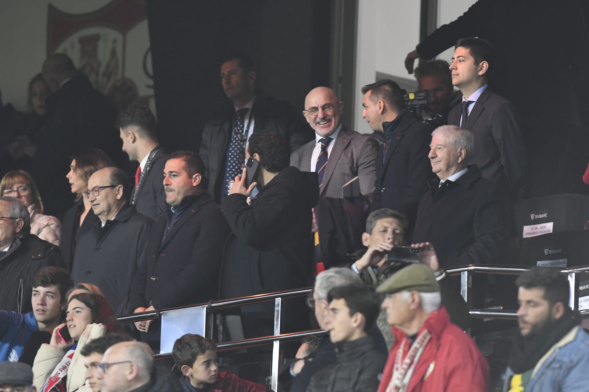  Luis de la Fuente, en la grada del Ramón Sánchez-Pizjuán.