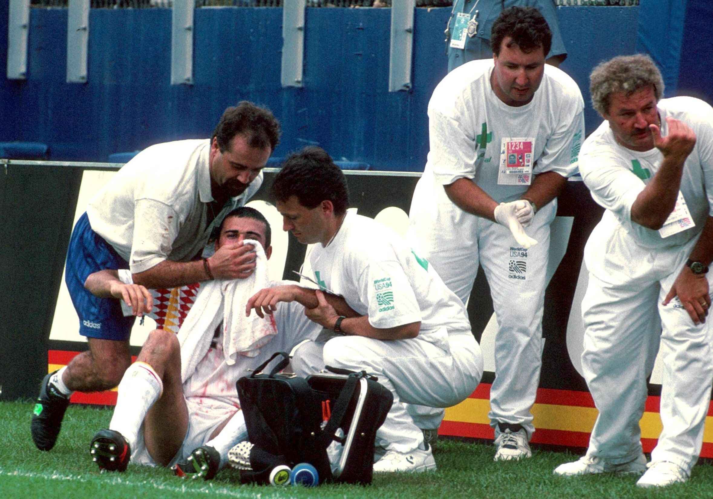 Luis Enrique, tras el codazo de Mauro Tassotti en el Mundial 1994.