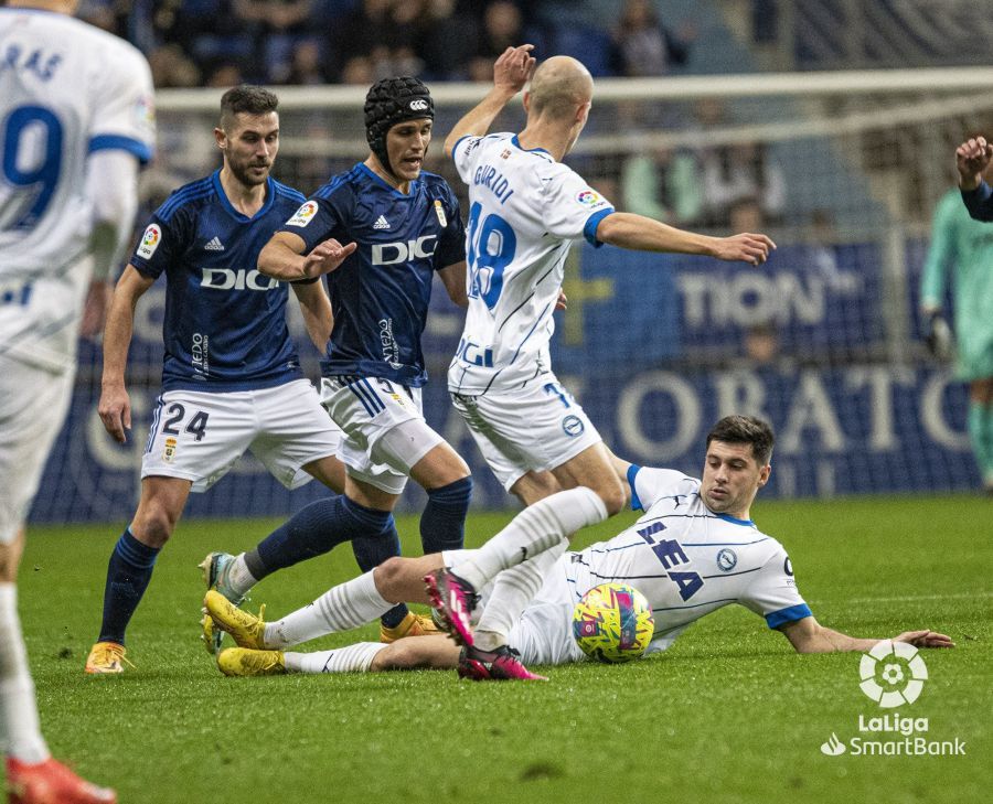  Luismi pugna con Guridi en el Oviedo-Alavés.