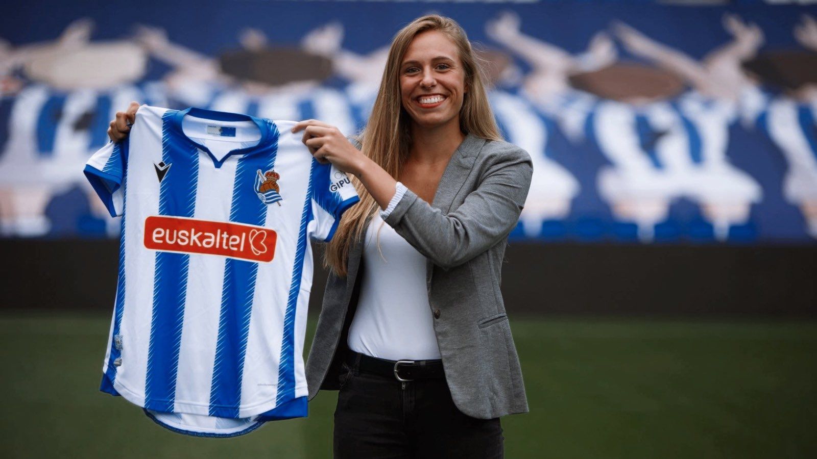 Maitane López posa con la camiseta de la Real Sociedad.