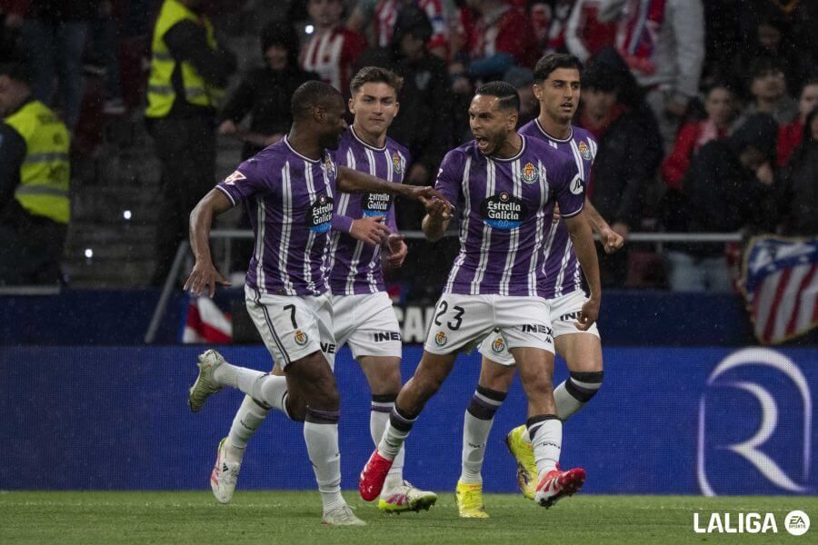 Mamadou Sylla celebra su gol junto a Anuar en el Metropolitano.