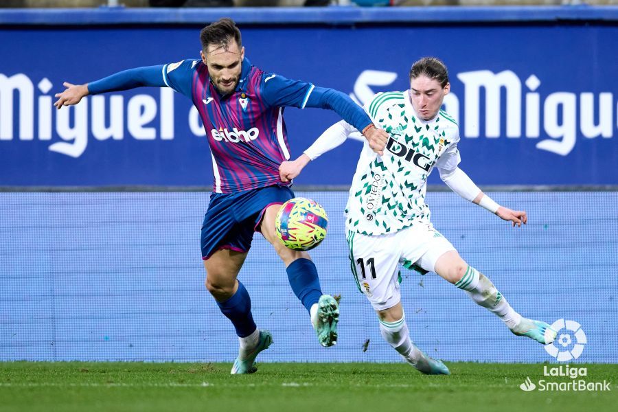  Marcelo Flores pugna con Rober Correa por el balón.