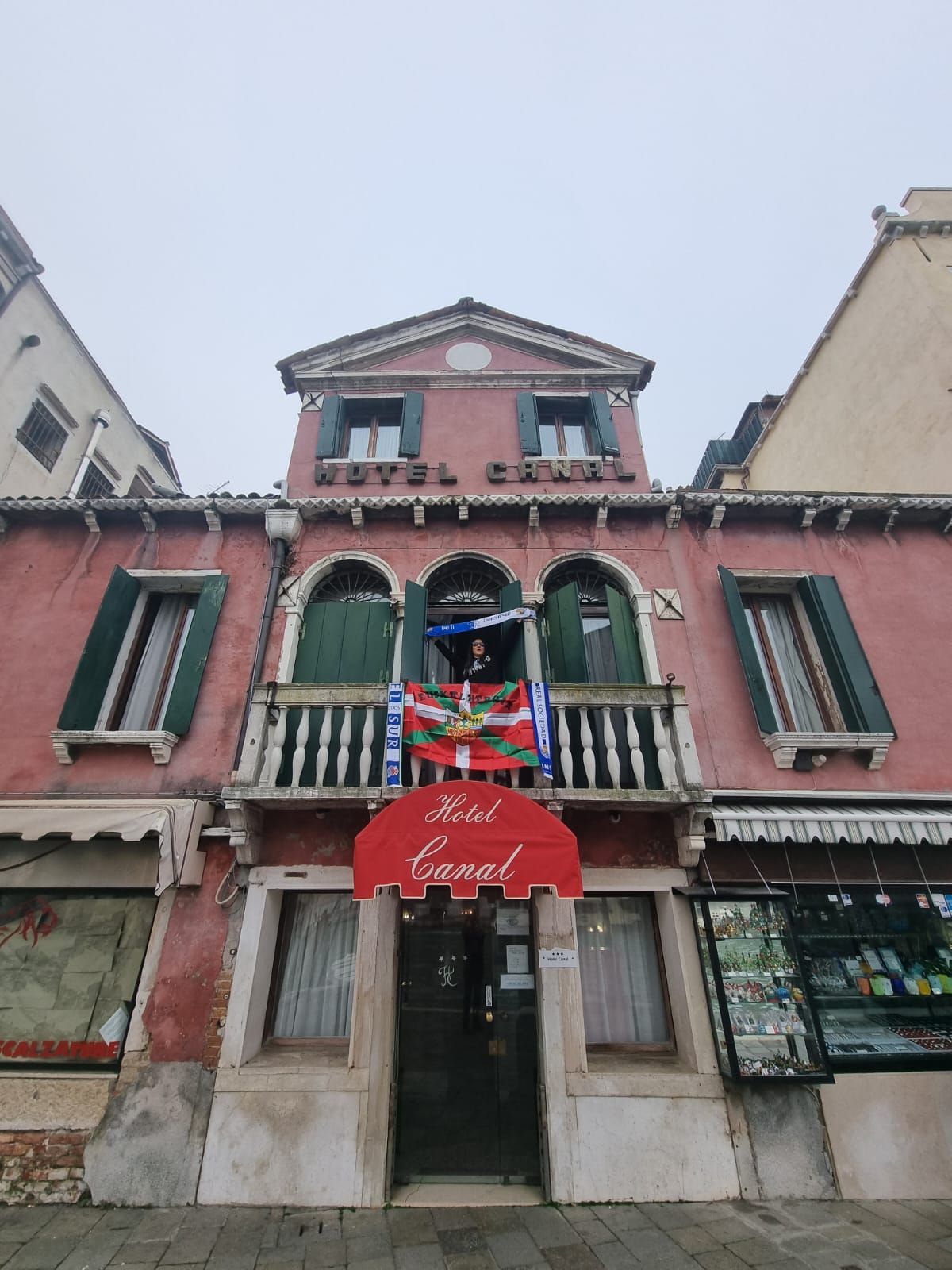 María Calero luce orgullosa su bufanda de la Real Sociedad en el hotel de Venecia.