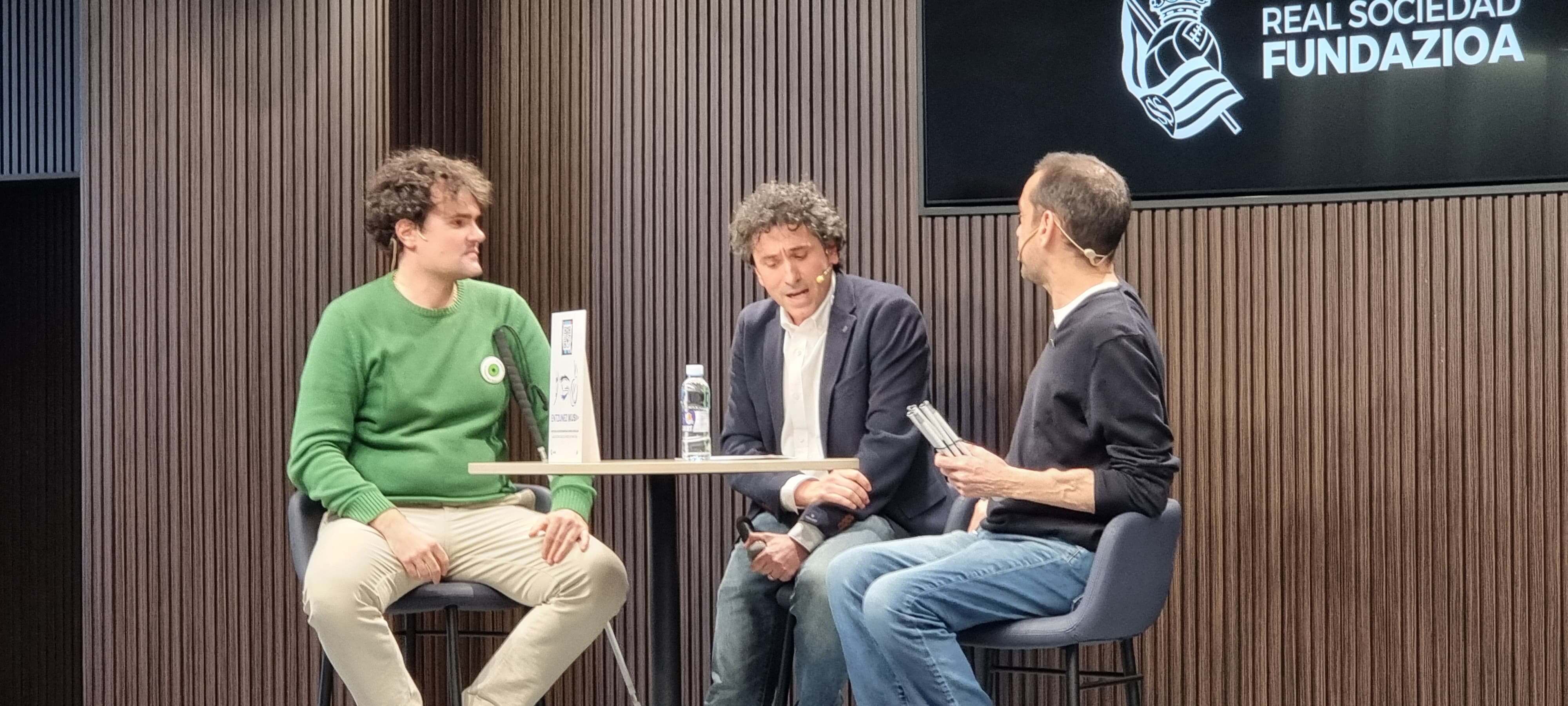 Markel Etxabeguren y Ander Miranda dialogan con Xabi Pérez.