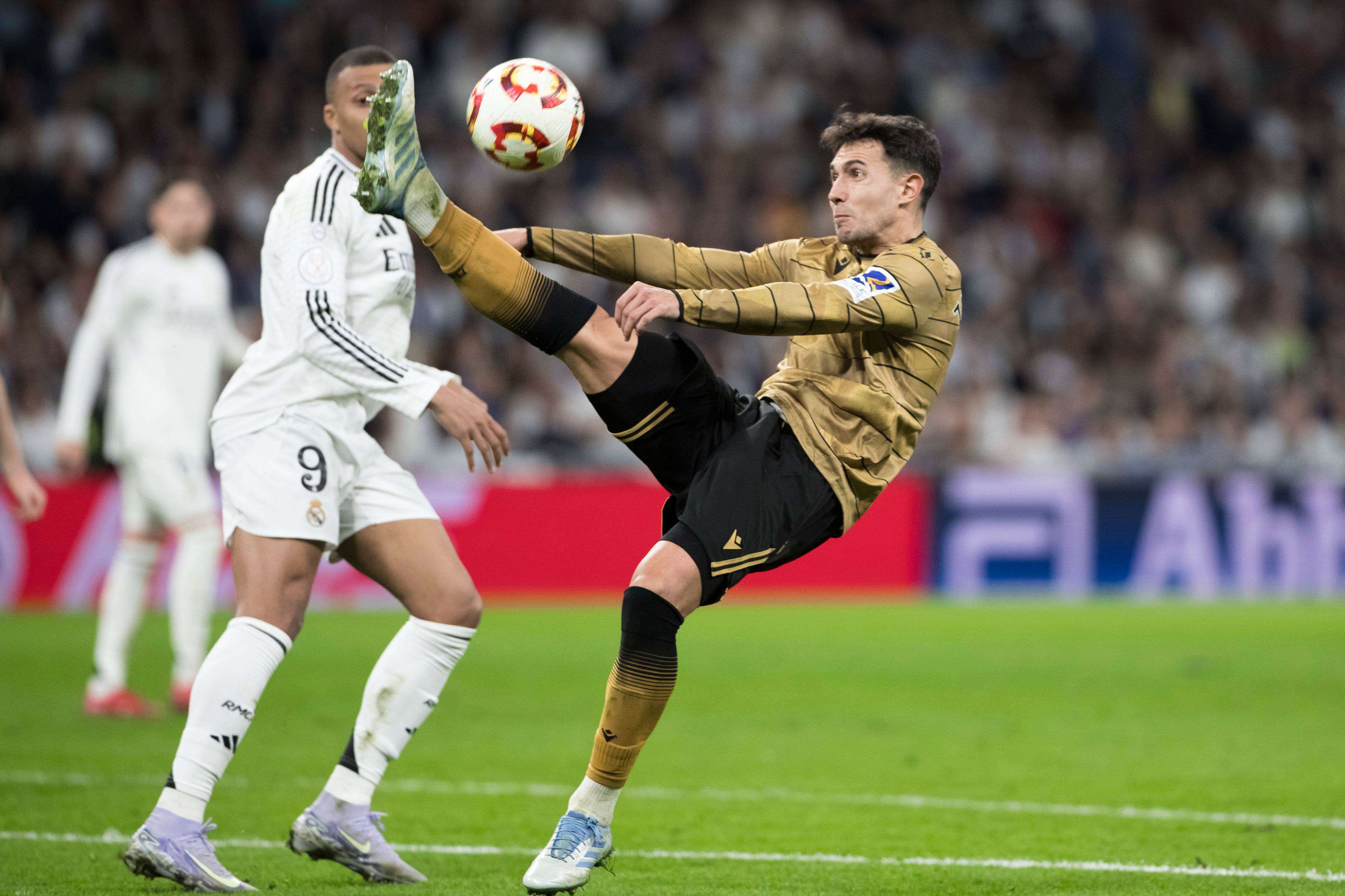 Martín Zubimendi despeja una pelota en el Real Madrid-Real Sociedad.