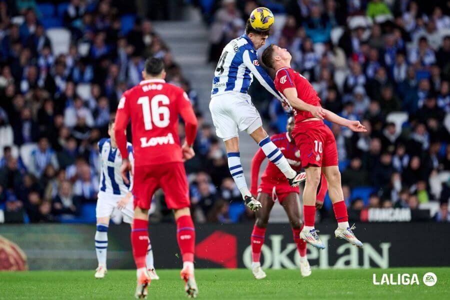  Martin Zubimendi pelea por un balón aéreo en el Real Sociedad-Getafe.