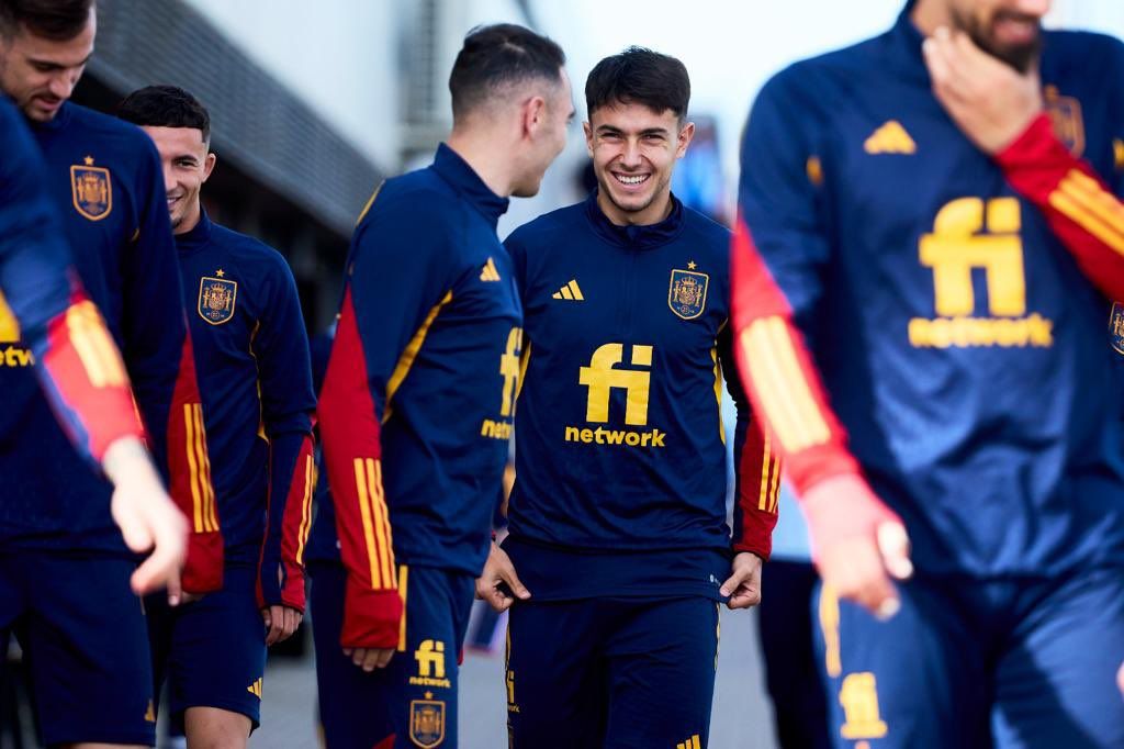  Martin Zubimendi se ríe junto a Iago Aspas en Las Rozas.