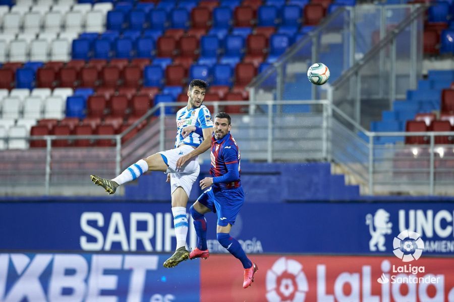 Merino intenta cabecear el balón.