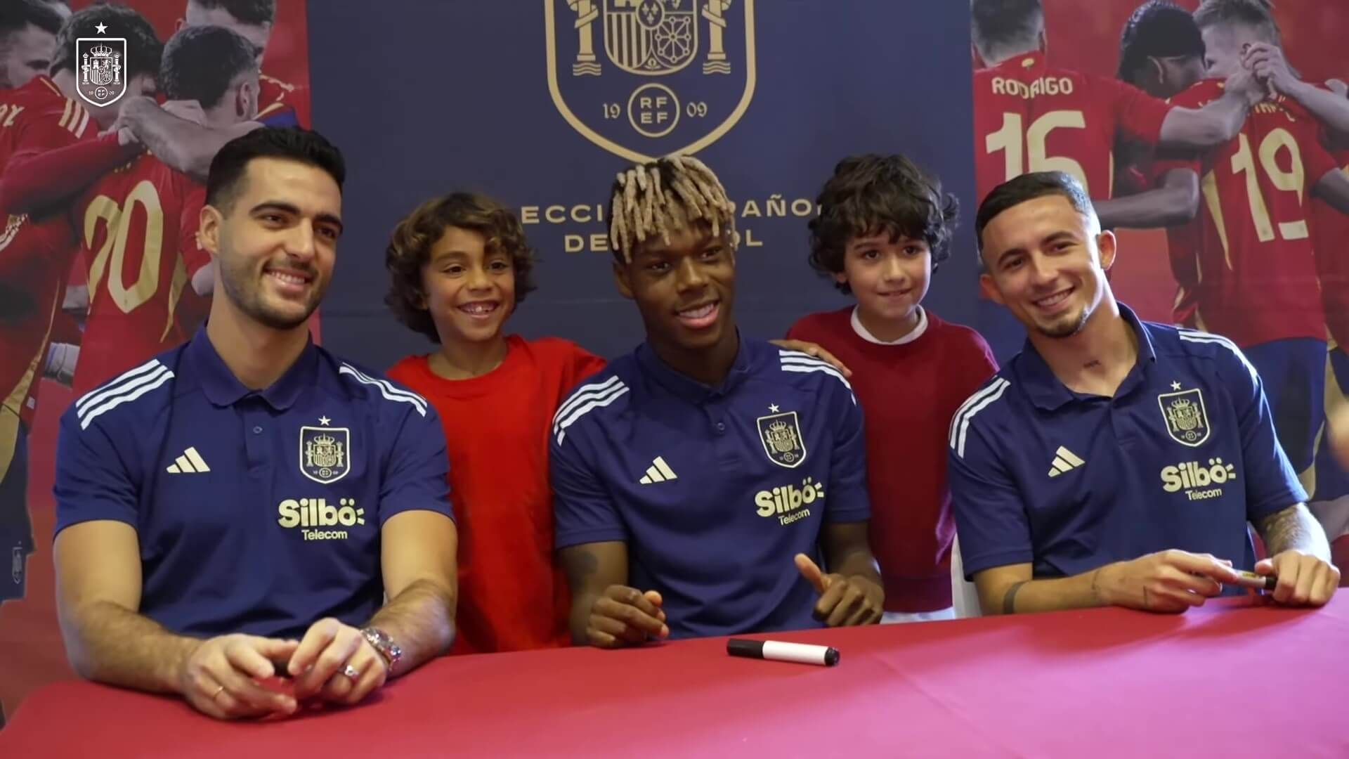 Mikel Merino, Nico Williams y Yeremy Pino, con Juan y Lucas en Tenerife.
