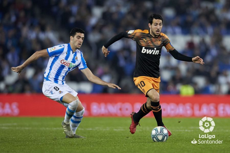 Mikel Merino persigue a Parejo en el Real Sociedad-Valencia.