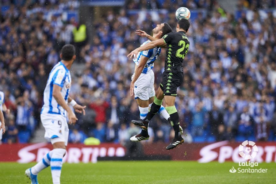 Merino pelea por alto por un balón con un jugador del Betis.