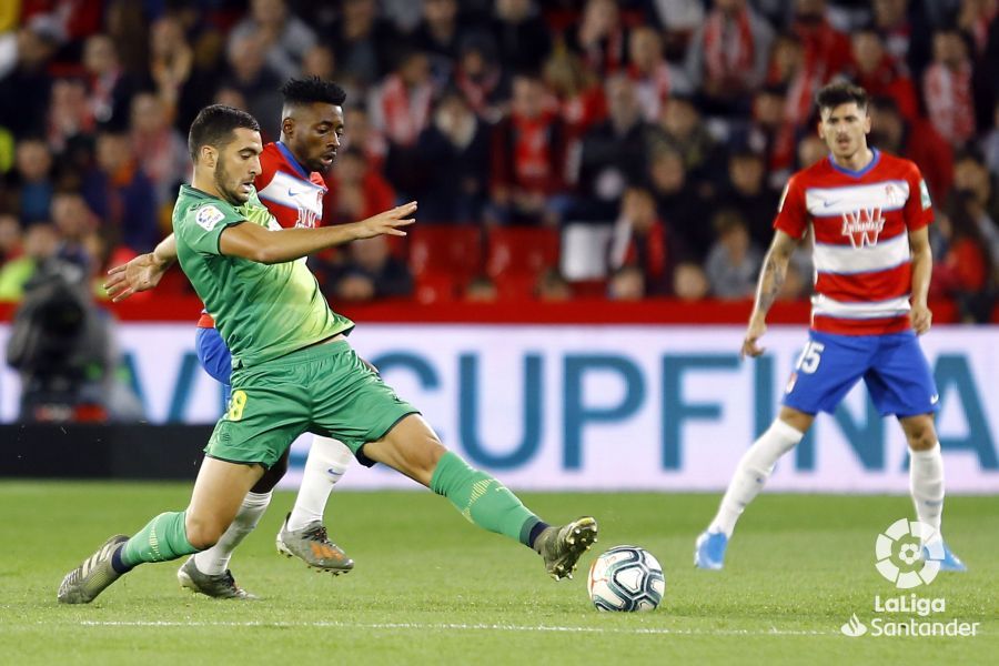Merino pelea por un balón durante el Granada-Real Sociedad.