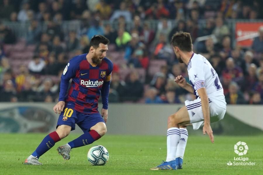  Míchel presiona a Messi en el Barça-Valladolid.