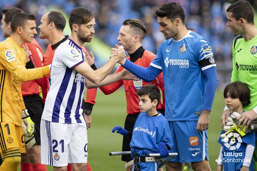 Masip, en el saludo inicial antes del Getafe-Valladolid.