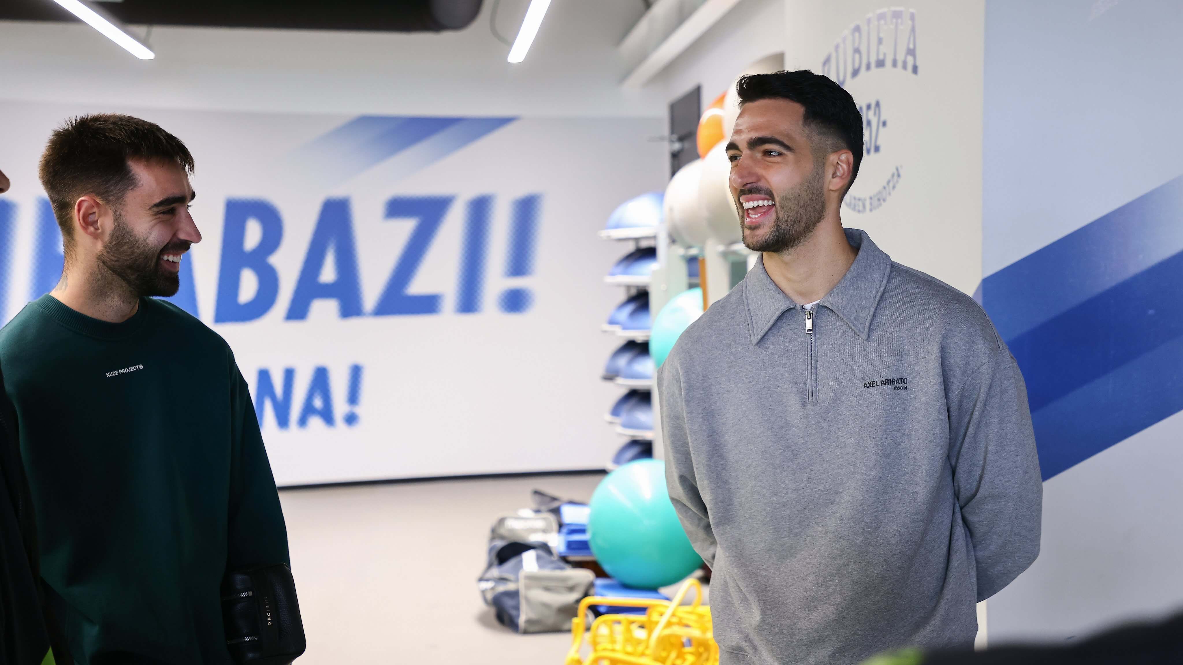 Mikel Merino charla con Brais Méndez en una visita a Zubieta.