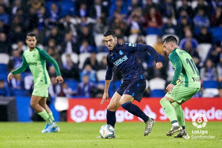 Mikel Merino se lleva el balón en un lance del partido.