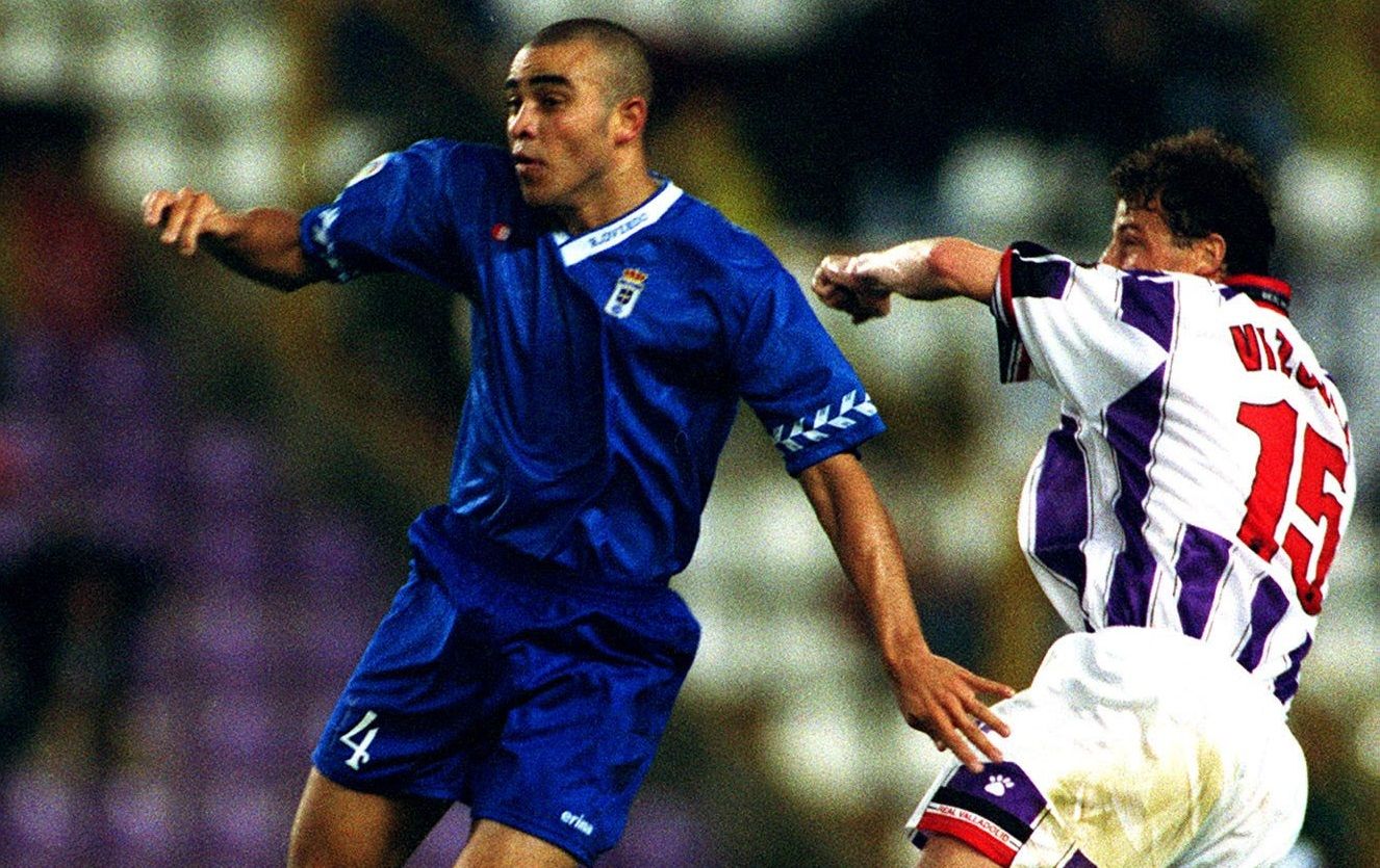 Joyce Moreno con la camiseta del Real Oviedo.