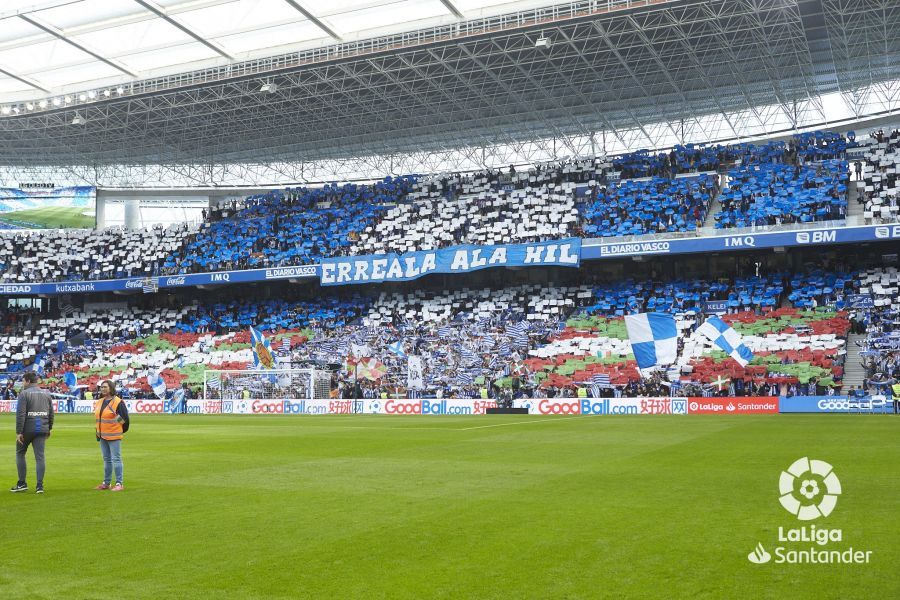  Mosaico en el Reale Arena antes del inicio del Real Sociedad-Athletic.