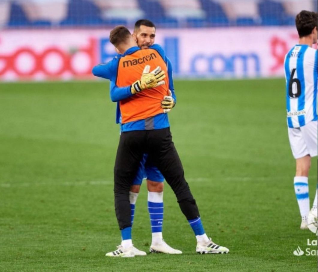 Moyá y Remiro se abrazan tras el partido ante el Espanyol.