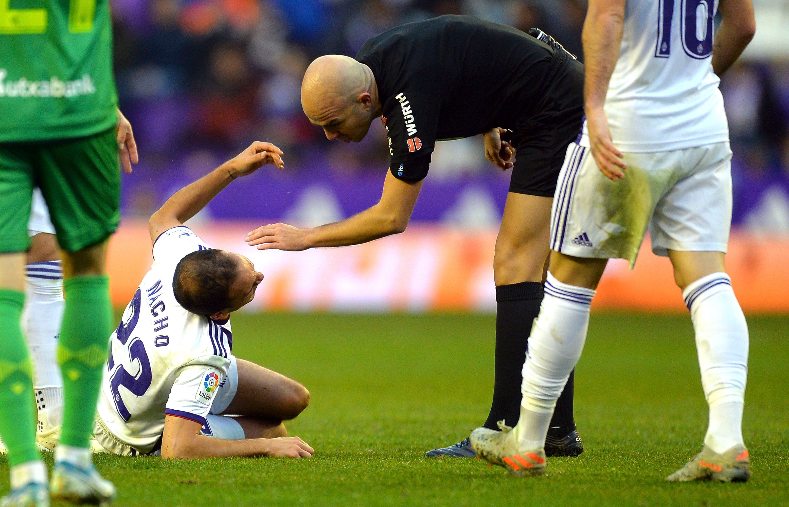 El árbitro González Fuertes se interesa por el estado de Nacho Martínez durante el Real Valladolid-Real Sociedad.
