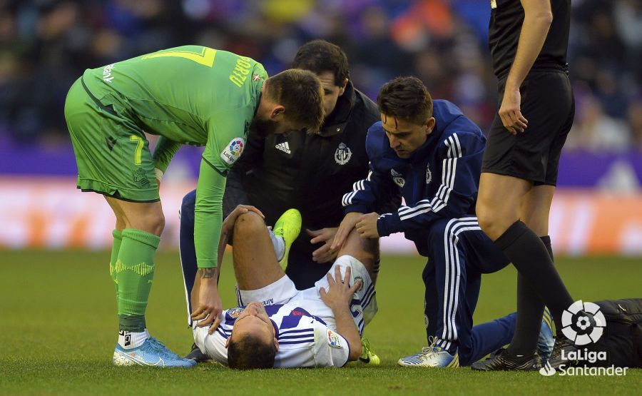 Nacho Martínez es atendido en el Real Valladolid-Real Sociedad.