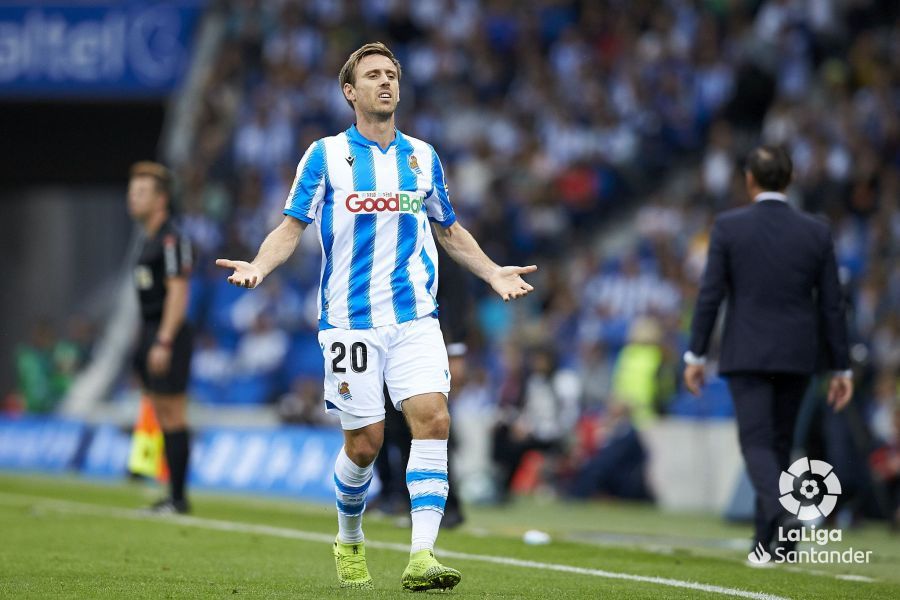  Nacho Monreal se lamenta de una acción en el partido Real Sociedad-Getafe.
