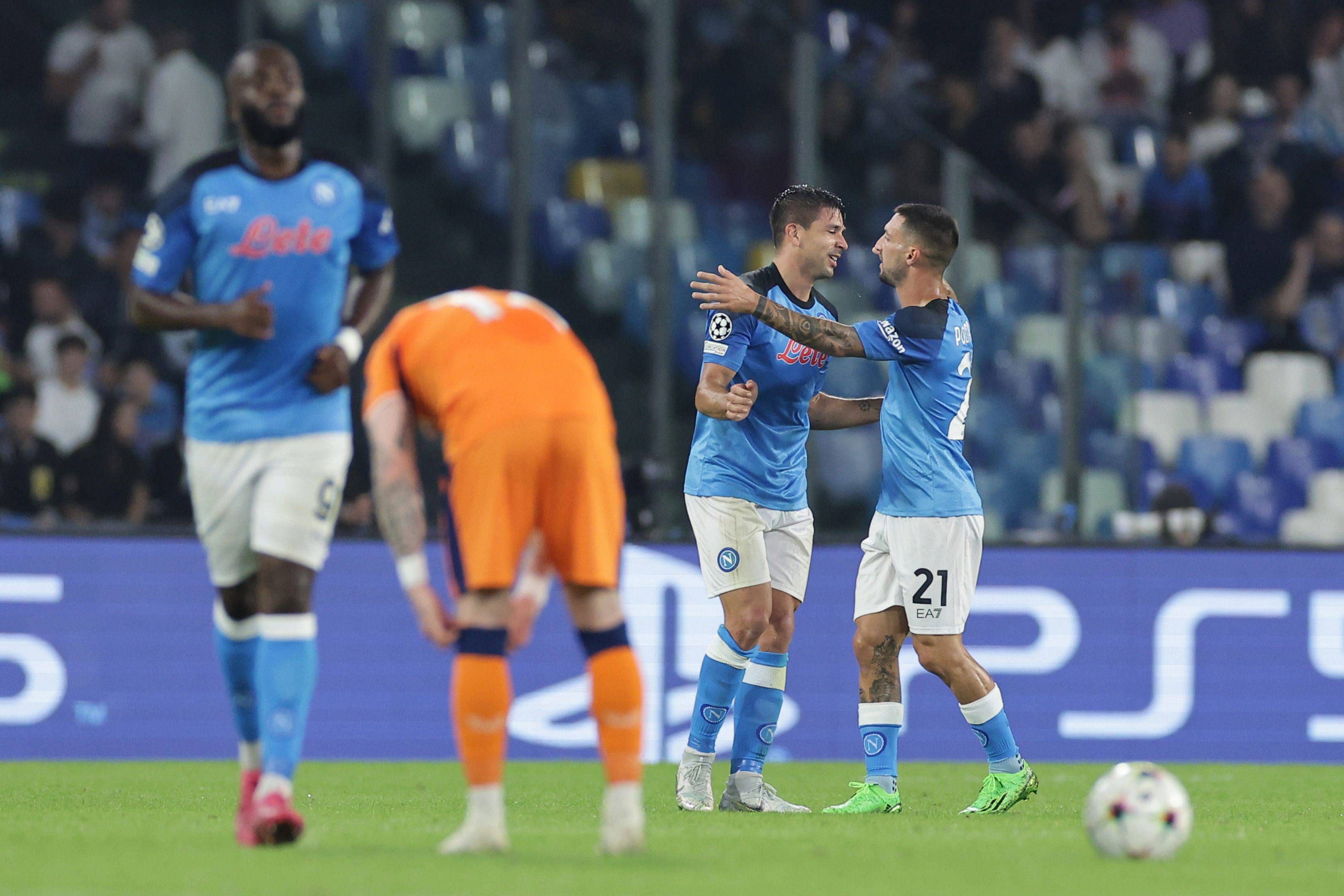 Gio Simeone celebra su gol en el Nápoles-Rangers.