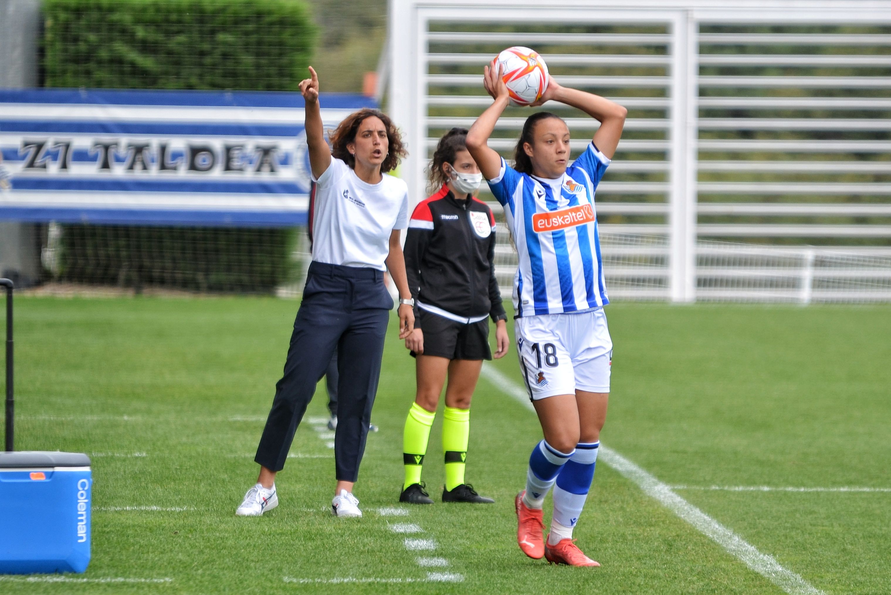 Natalia Arroyo, entrenadora de la Real Sociedad, da órdenes a sus jugadoras en un partido de esta temporada.