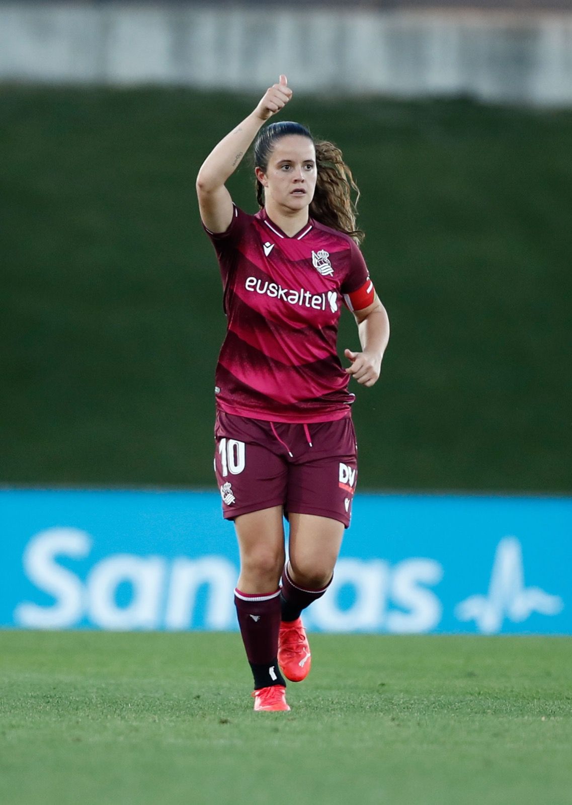 Nerea Eizagirre celebra el gol anotado desde el punto de penalti.