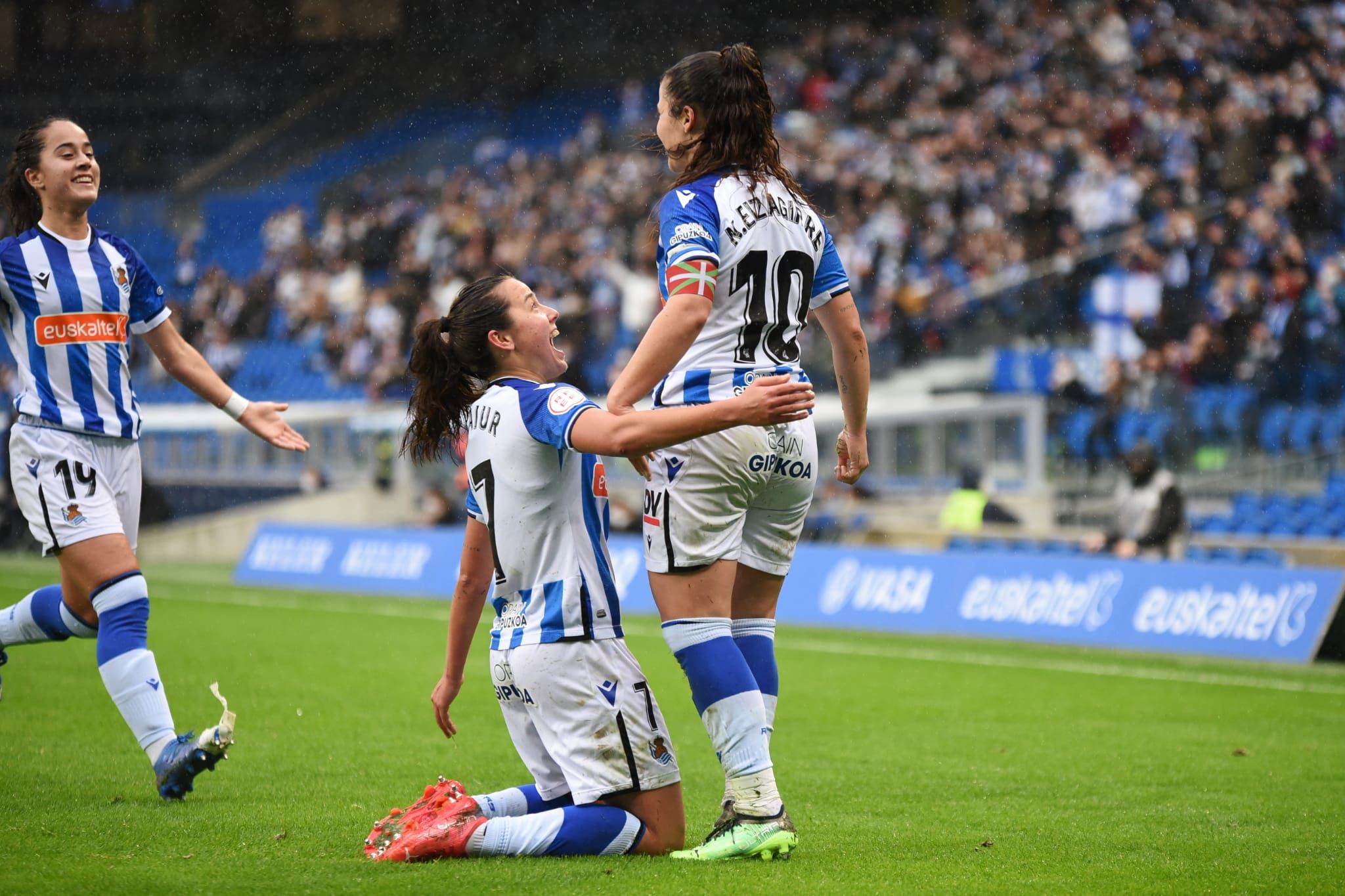  Nerea Eizagirre celebra su gol al Athletic junto a Amaiur Sarriegi.