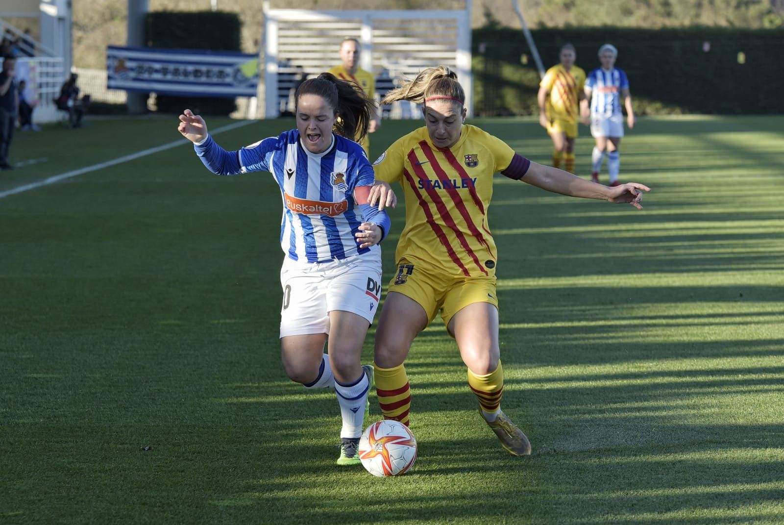 Nerea Eizagirre pelea por un balón em Zubieta.