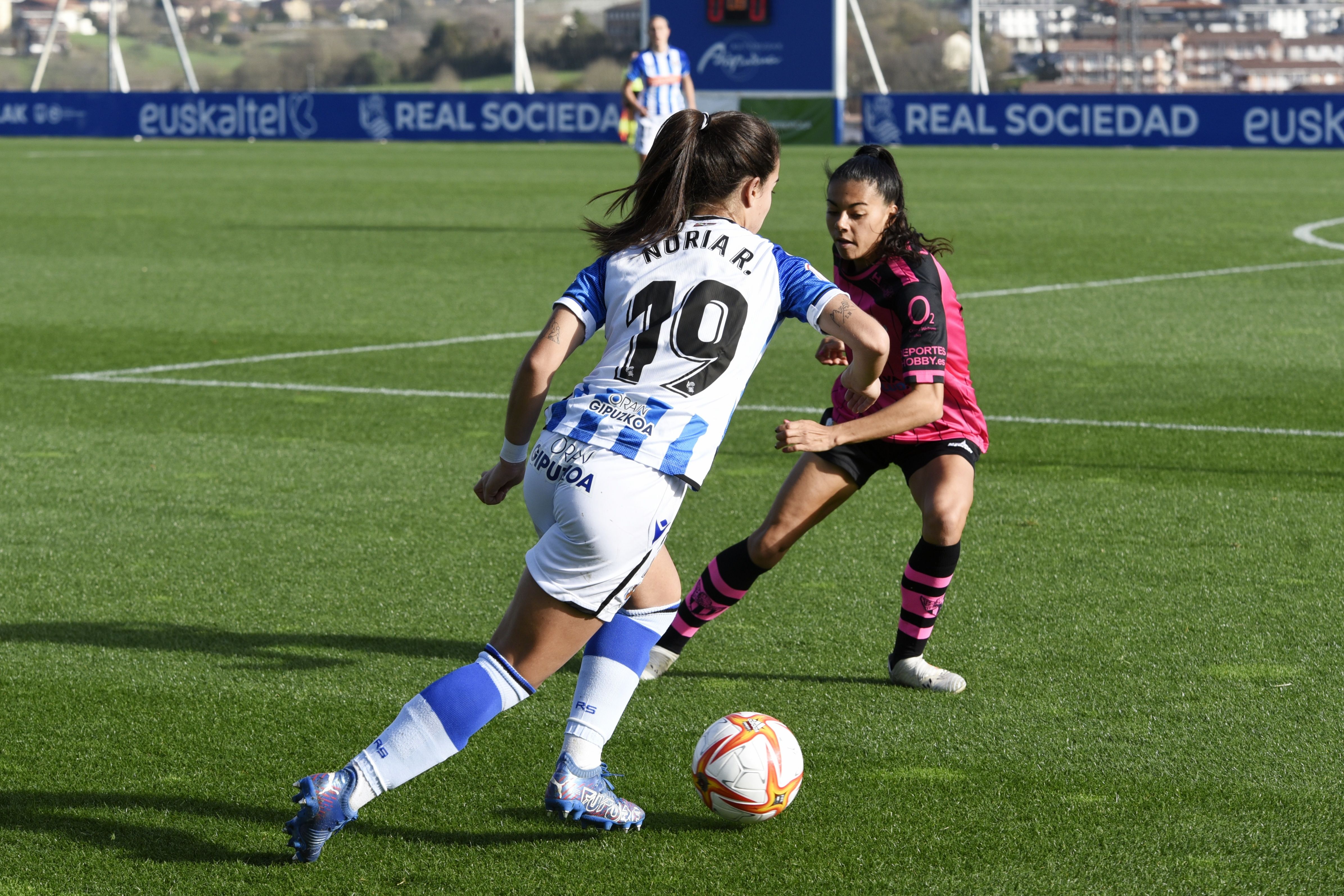  Nuria Rábano, en una acción dek partido entre la Real Sociedad y el Sporting de Huelva (Foto:Giov