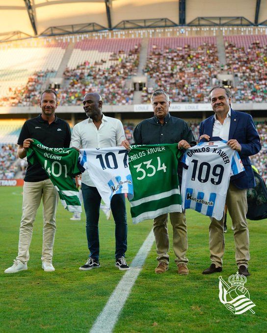  Oceano y Carlos Xavier junto a Jokin Aperribay, en la previa del partido ante el Sporting de Portug