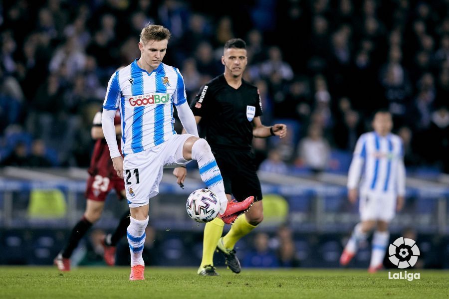 Odegaard controla el balón durante el partido ante el Mirandés.