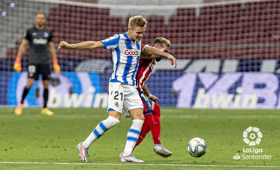 Martin Odegaard pelea por un balón en el Wanda Metropolitano.