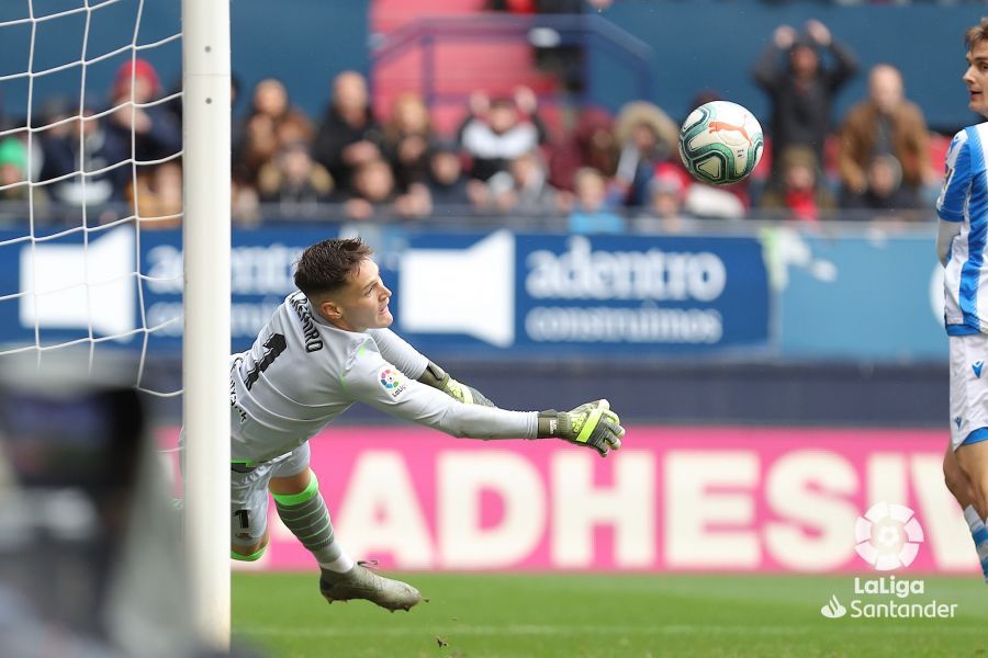  Álex Remiro realizó una gran intervención en la primera mitad del Osasuna - Real Sociedad.