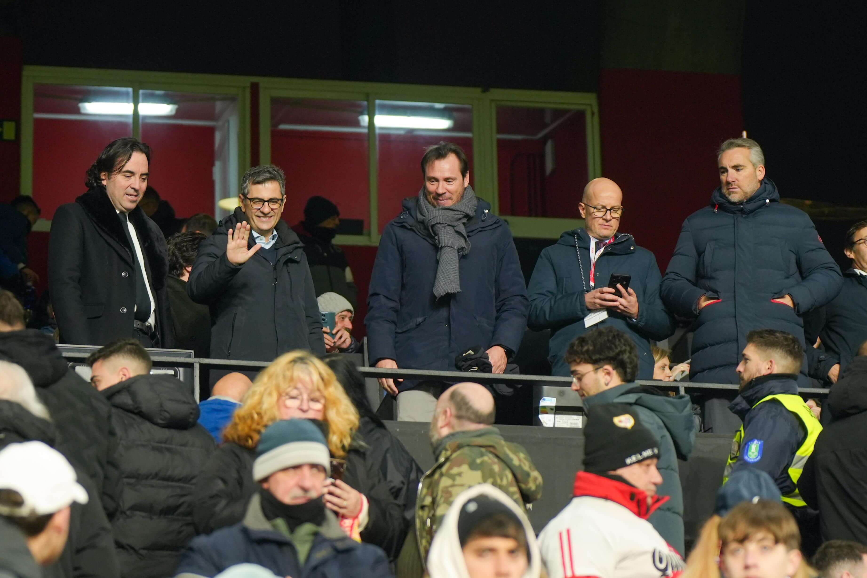  Óscar Puente, en el palco de Vallecas junto a Matth Fenaert, Jorge Santiago y Félix Bolaños.