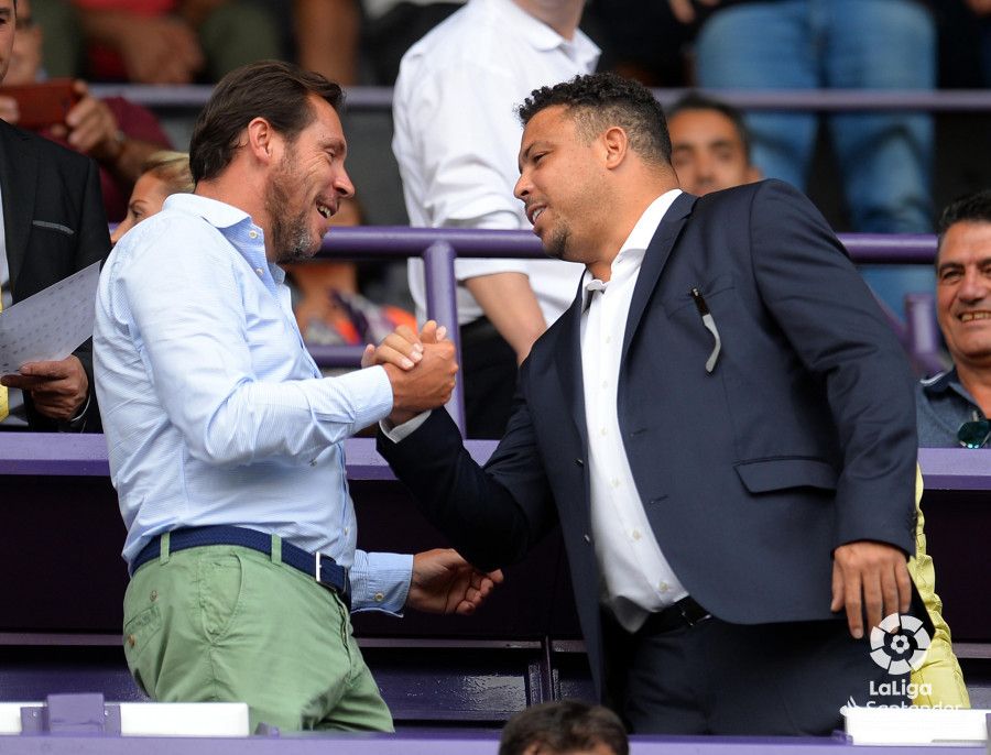  Óscar Puente se saluda con Ronaldo Nazário.