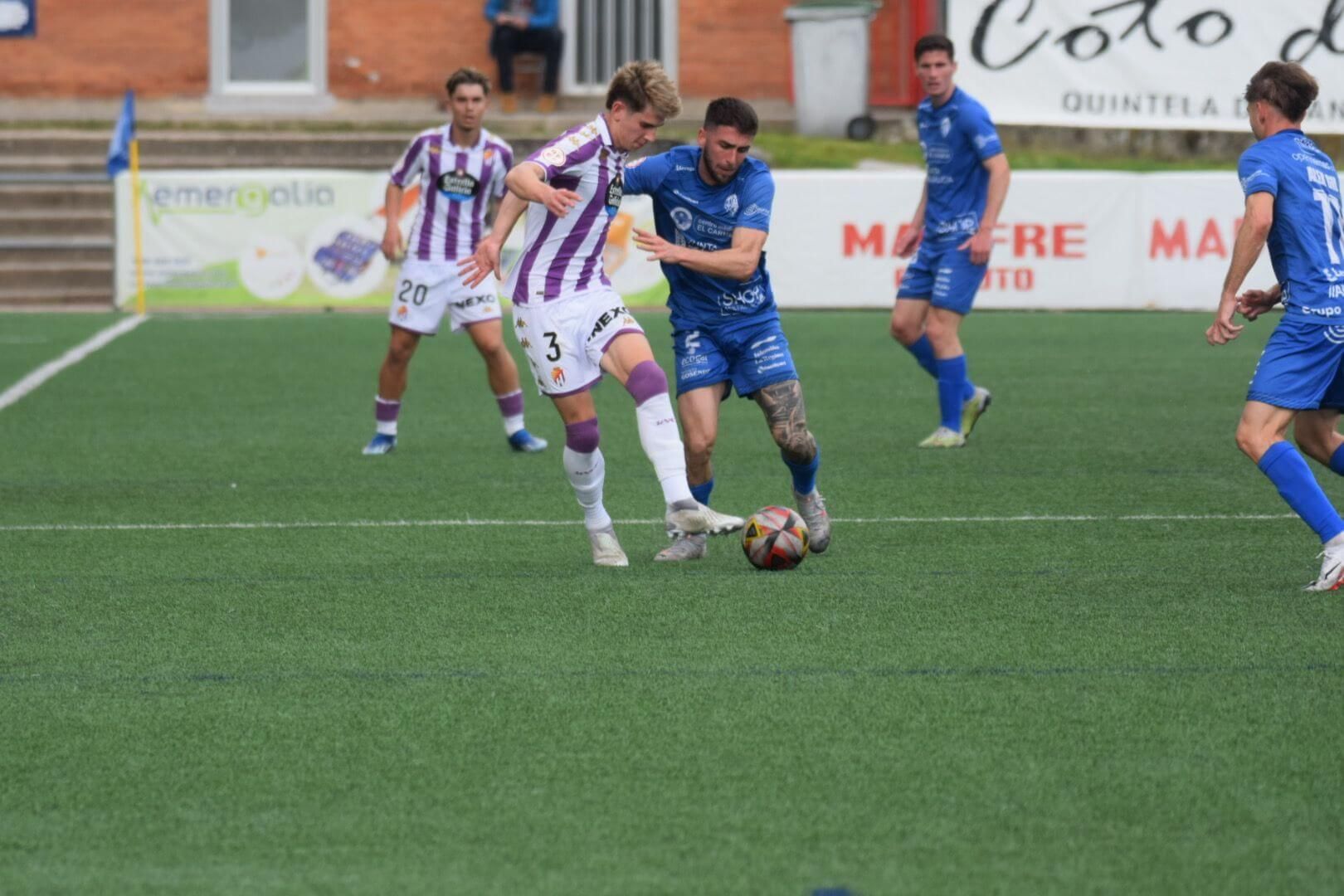  Raúl Chasco pugna por un balón en Oira.