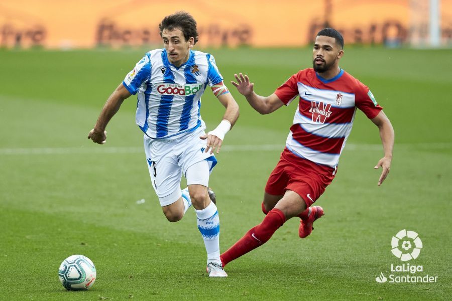  Oyarzabal intenta hacerse con el balón ante la presión rival.