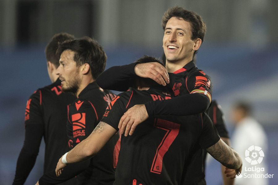 Oyarzabal sonríe y abraza a Portu tras marcar al Real Madrid.