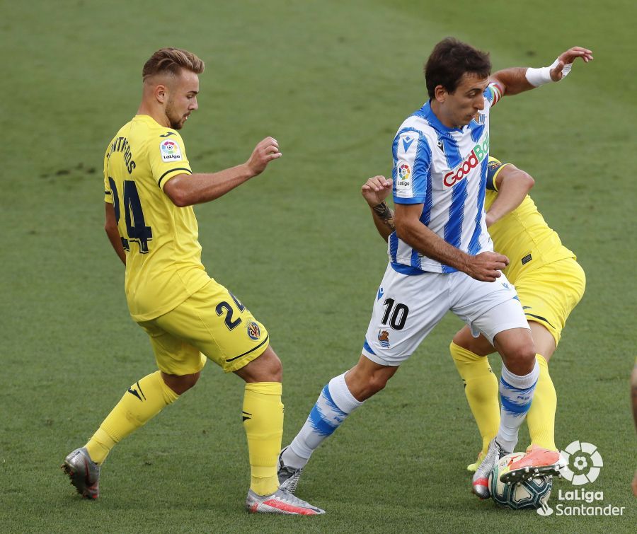  Oyarzabal trata de avanzar con el balón controlado: