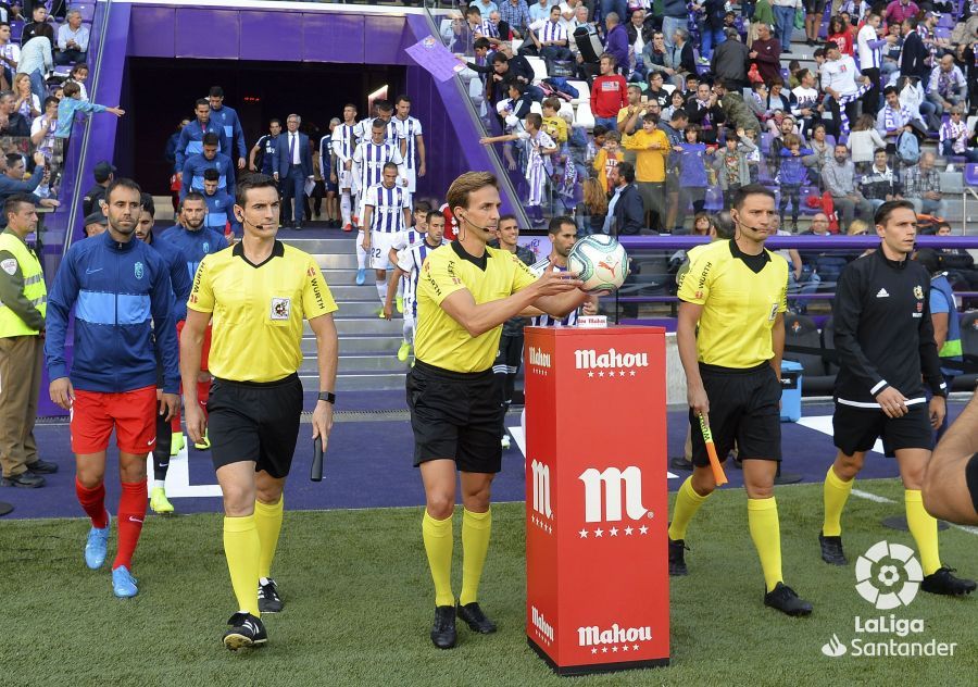  Pizarro Gómez coge el balón al salir al campo.