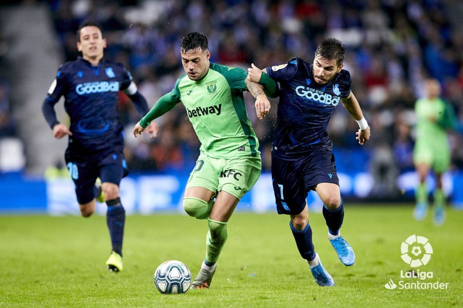 Portu trata de robarle el balón a Arnaiz.